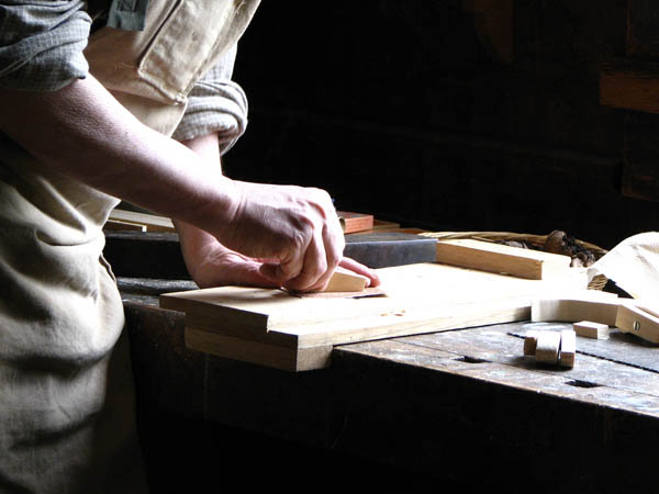 Ofrecemos un servicio de <strong>carpintería  de madera y ebanistería en Paradela</strong> adaptado a las necesidades del <strong>cliente</strong>.